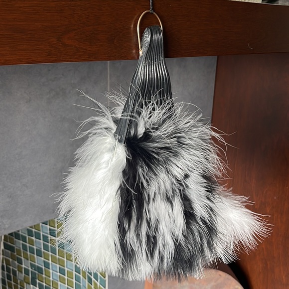 Gorgeous black and white fan ! - Picture 3 of 3